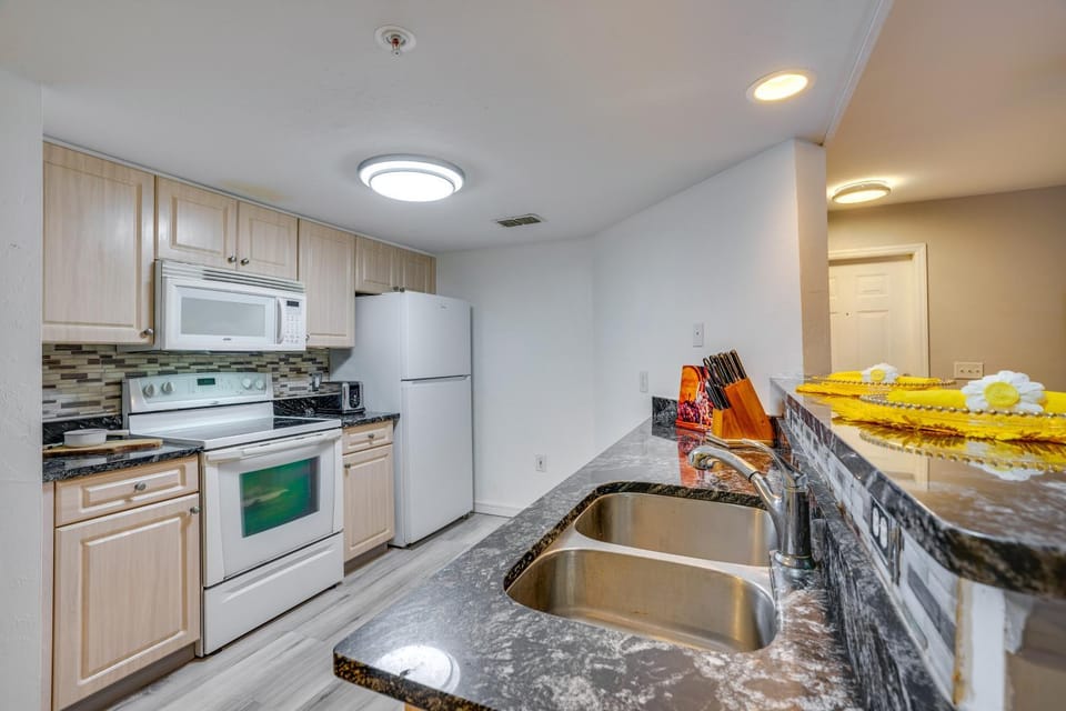 Walk to Shops & Eats! Cape Coral Extended Escape House in Cape Coral