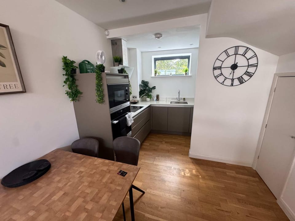 95 Haydon Place - Central Guildford Townhouse with Parking House in Guildford