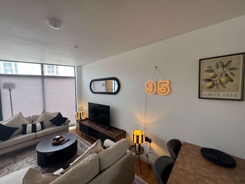 95 Haydon Place - Central Guildford Townhouse with Parking House in Guildford