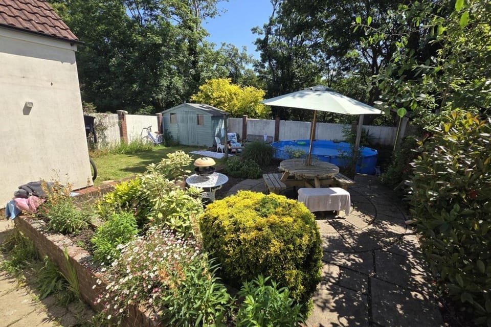 1 Bed - Sleeps 2 plus child - Garden - Pets House in Bristol