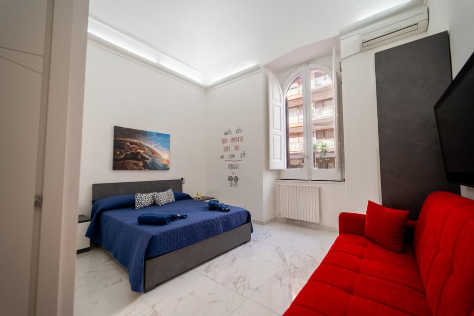 Bed, Photo of the whole room, Seating area, Bedroom