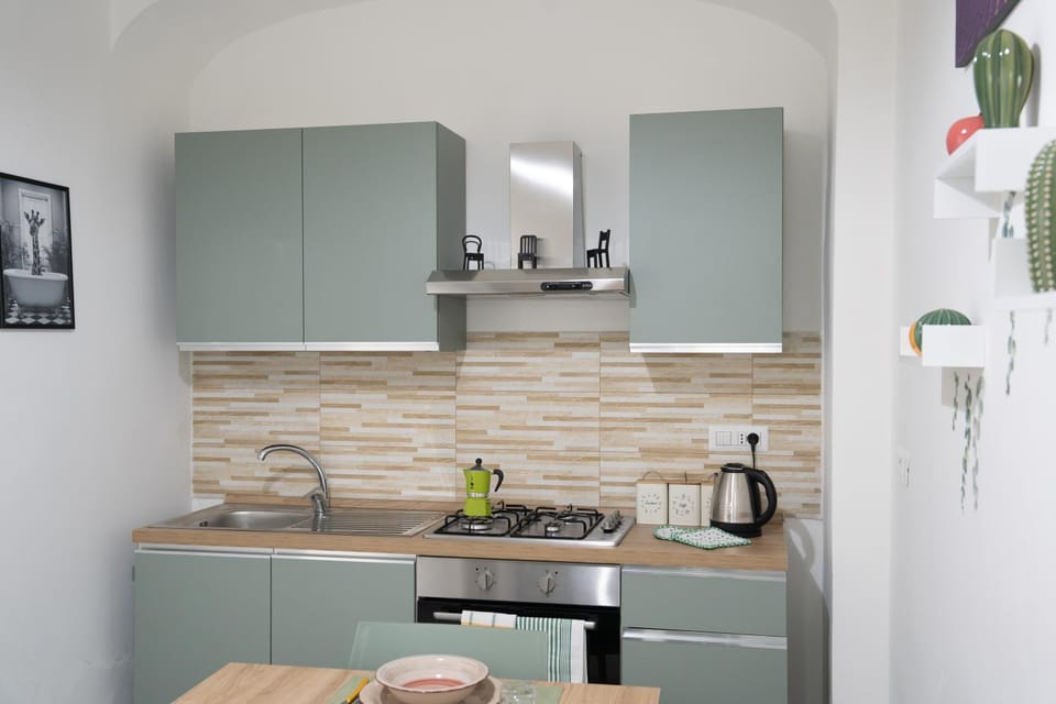 Coffee/tea facilities, Kitchen or kitchenette, stove