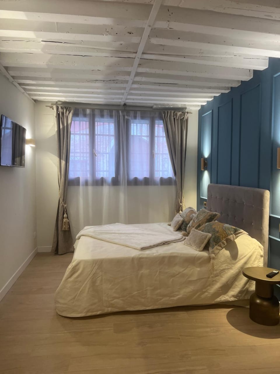Bed, TV and multimedia, Photo of the whole room, Bedroom