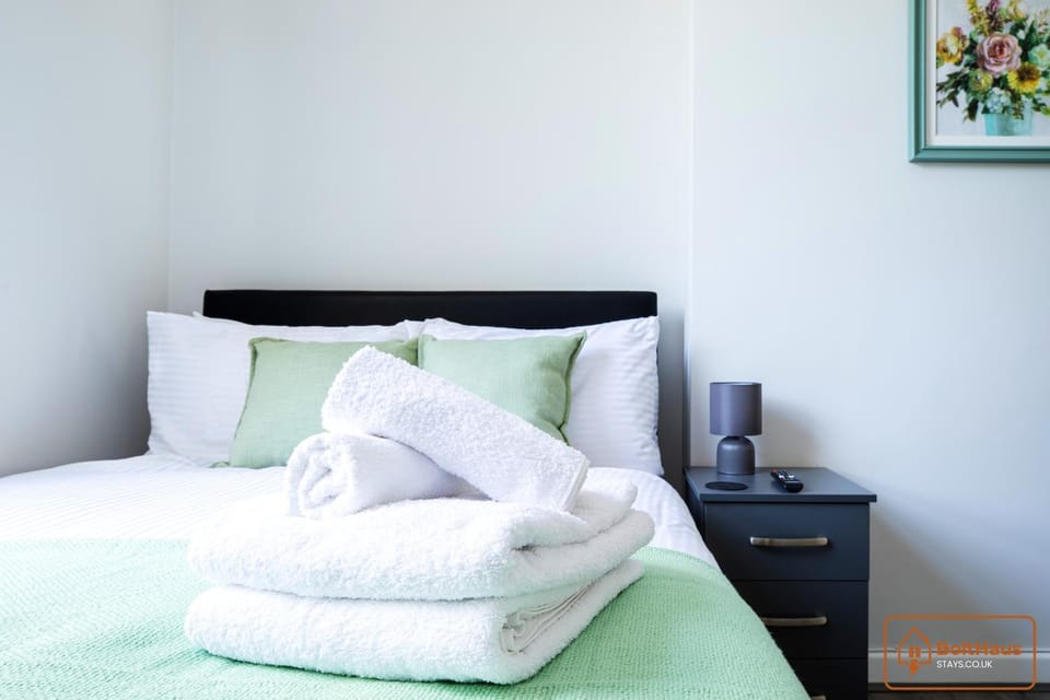 Bed, Bedroom, towels