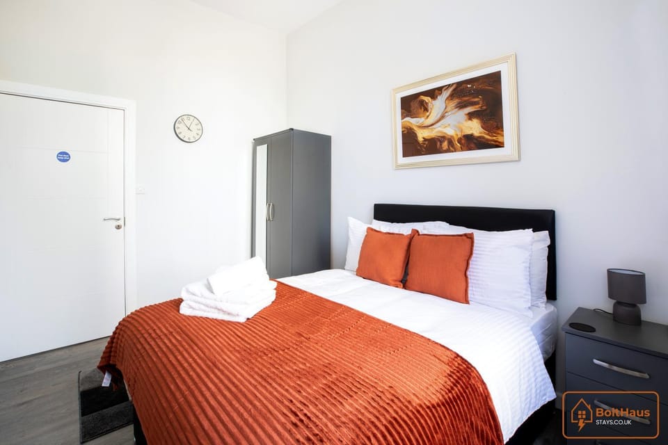 Bed, Bedroom, towels, wardrobe