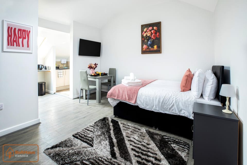 Bed, TV and multimedia, Photo of the whole room, Seating area