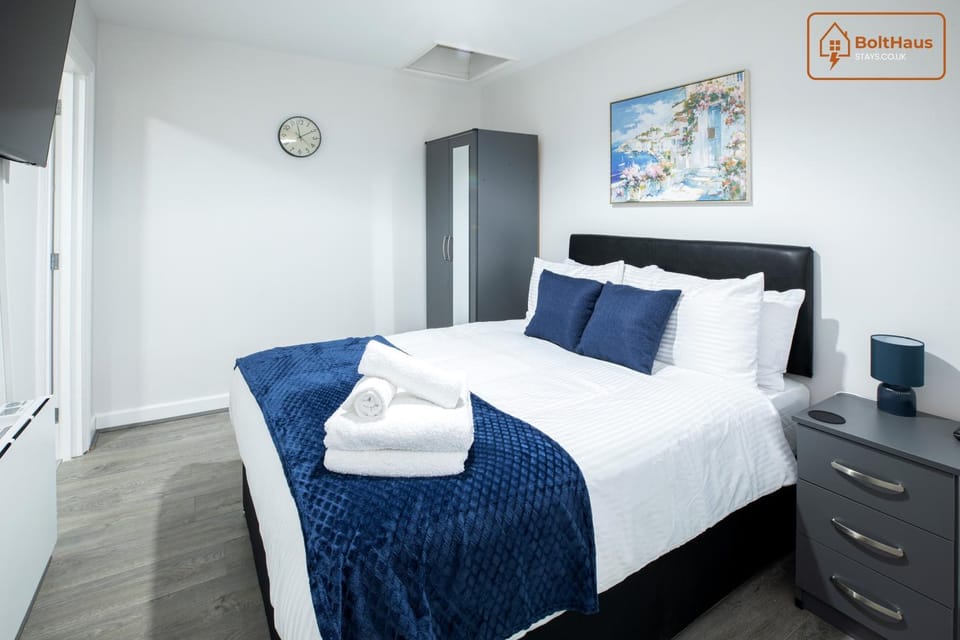 Bed, Bedroom, towels, wardrobe