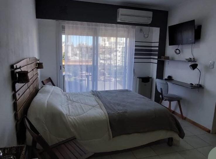 Bed, TV and multimedia, Photo of the whole room, Bedroom, air conditioner