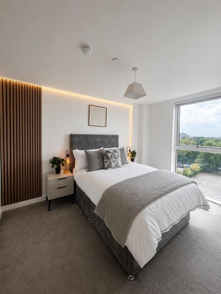 NEW! Stunning Two Bed Flat in Manchester with Balcony Apartment in Salford