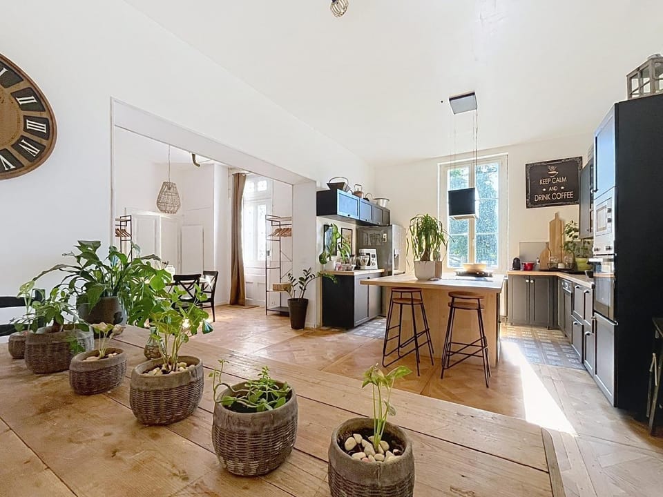 Kitchen or kitchenette, Dining area, oven