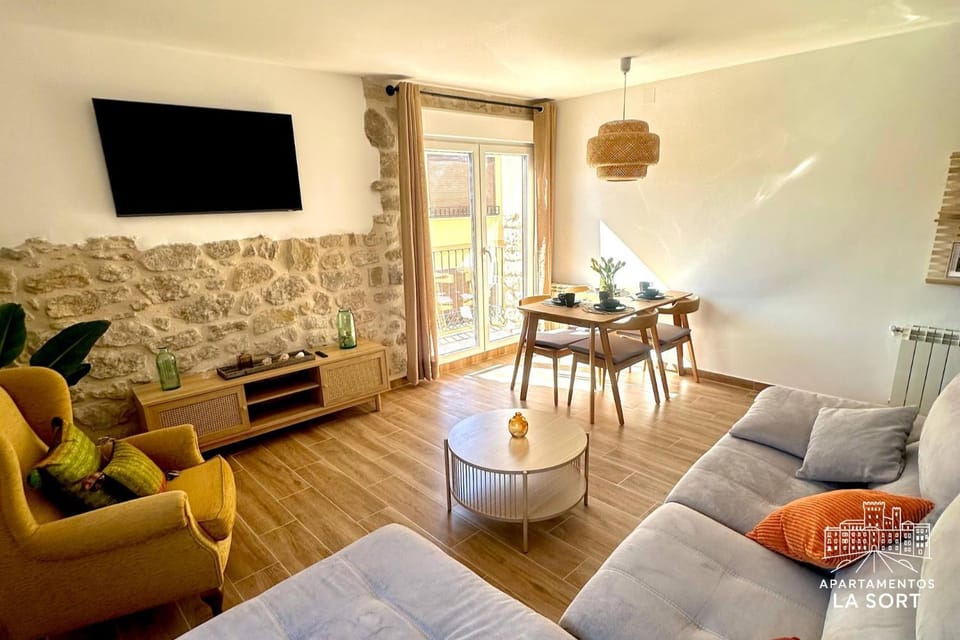 TV and multimedia, Living room, Seating area, Dining area