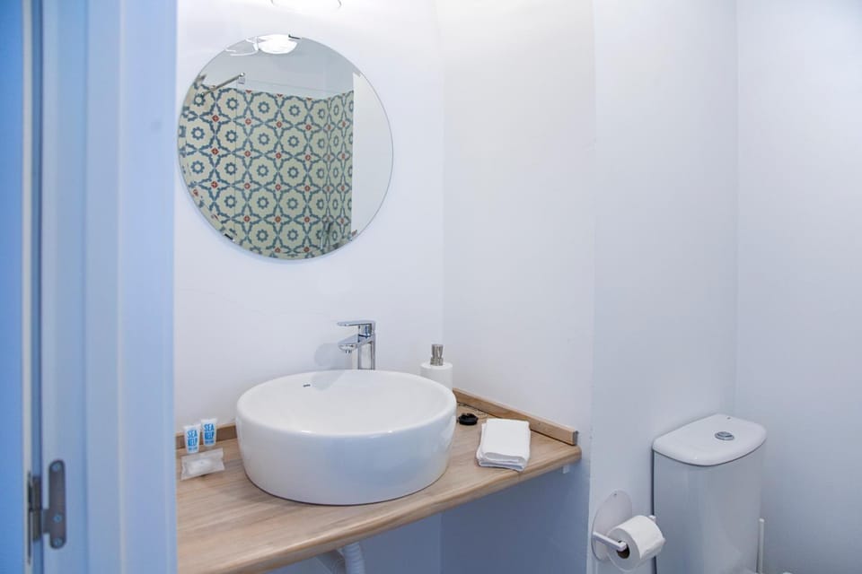 Bathroom, Photo of the whole room, Decorative detail