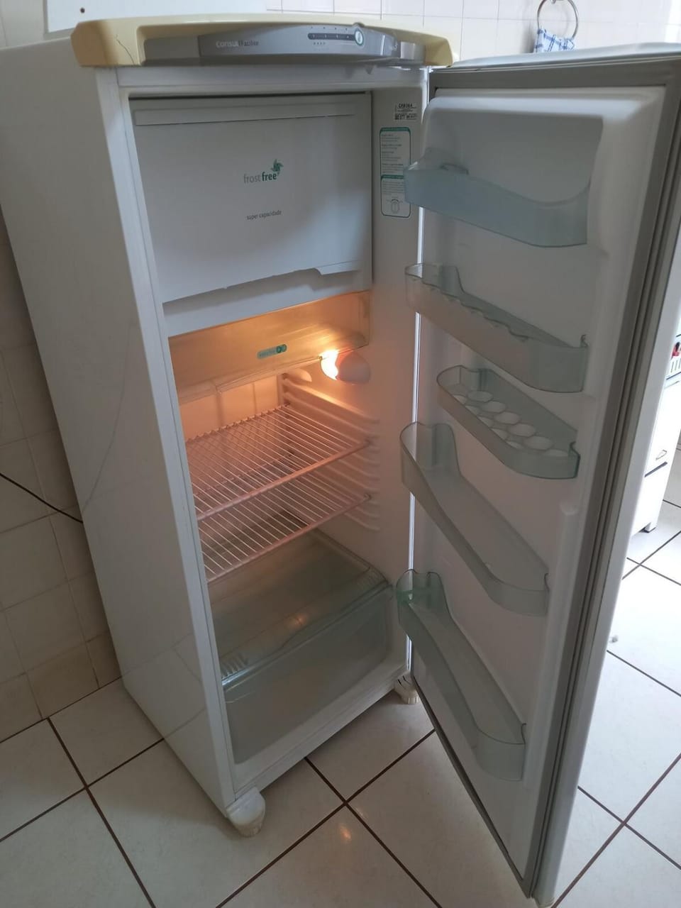 Kitchen or kitchenette, minibar