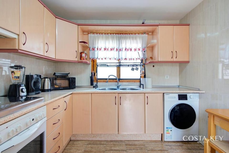 Coffee/tea facilities, Kitchen or kitchenette, oven, stove, toaster, washing machine, dryer