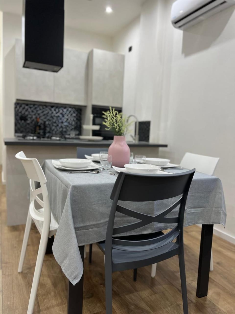 TV and multimedia, Living room, Seating area, Dining area, air conditioner