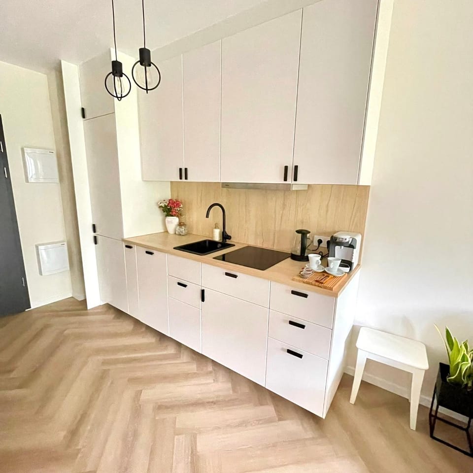 Coffee/tea facilities, Kitchen or kitchenette, stove