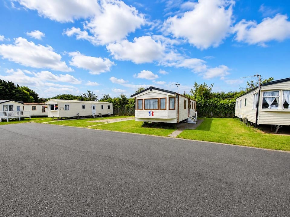 Property building, Day, Neighbourhood, Natural landscape, Street view