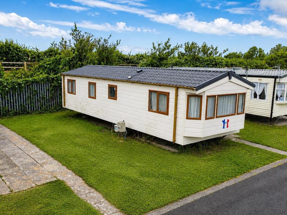 Property building, Day, Garden, Garden view