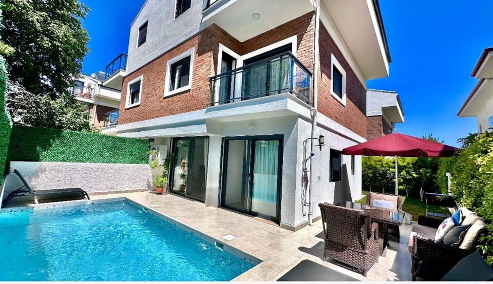 Property building, Day, Pool view, Swimming pool
