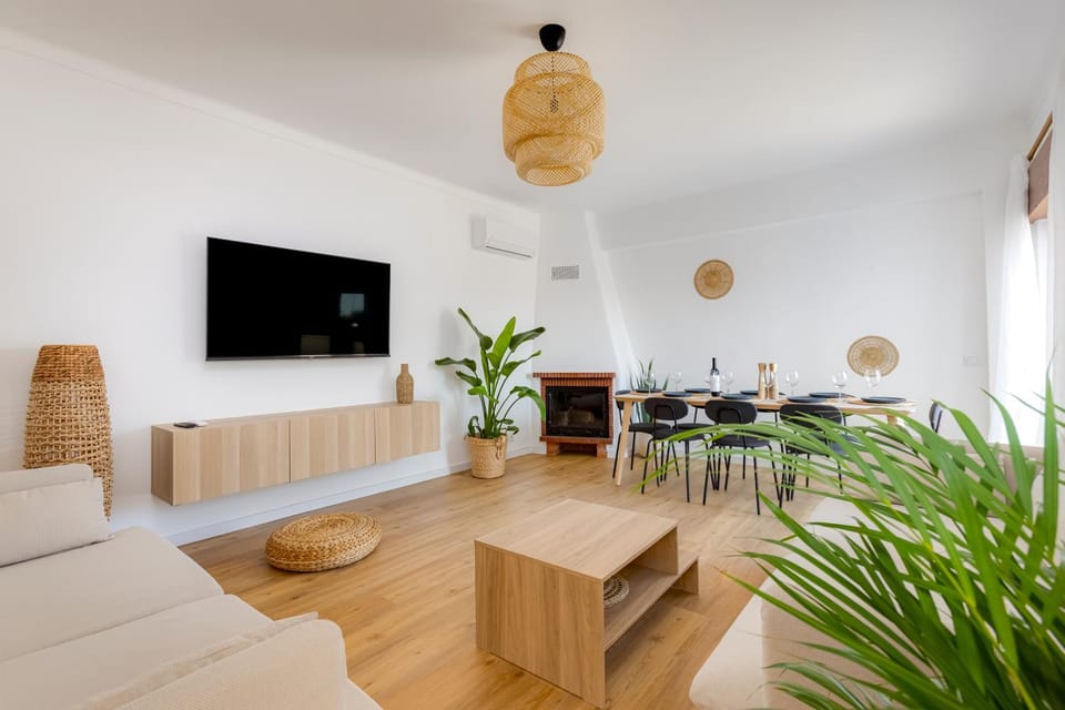 Communal lounge/ TV room, TV and multimedia, Living room, Seating area, Dining area, Evening entertainment