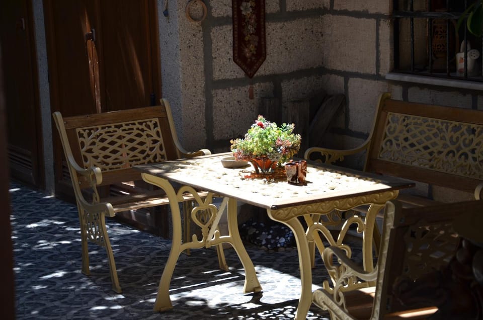 Day, Seating area