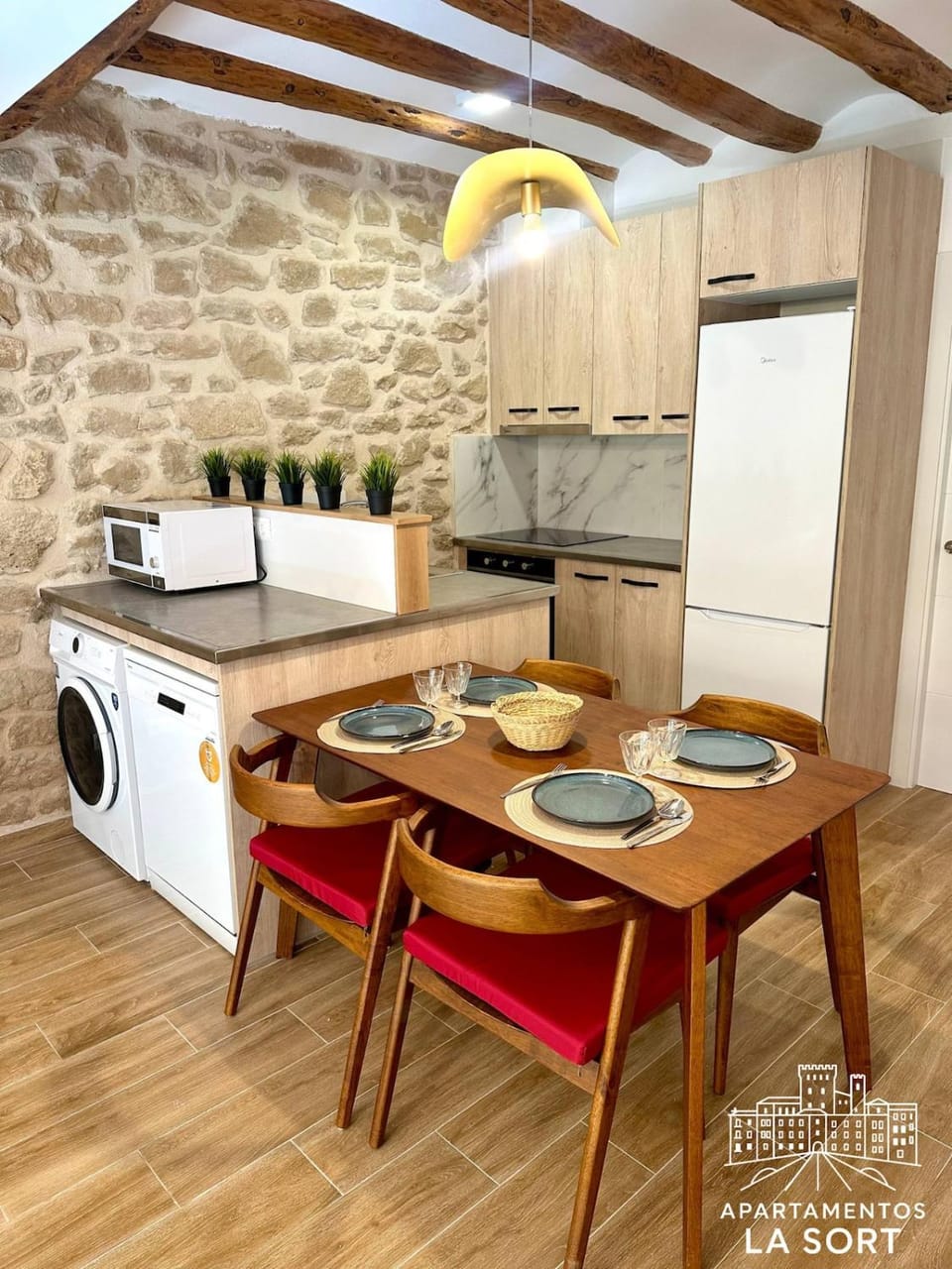 Kitchen or kitchenette, Dining area, dishwasher, oven, stove, toaster, washing machine