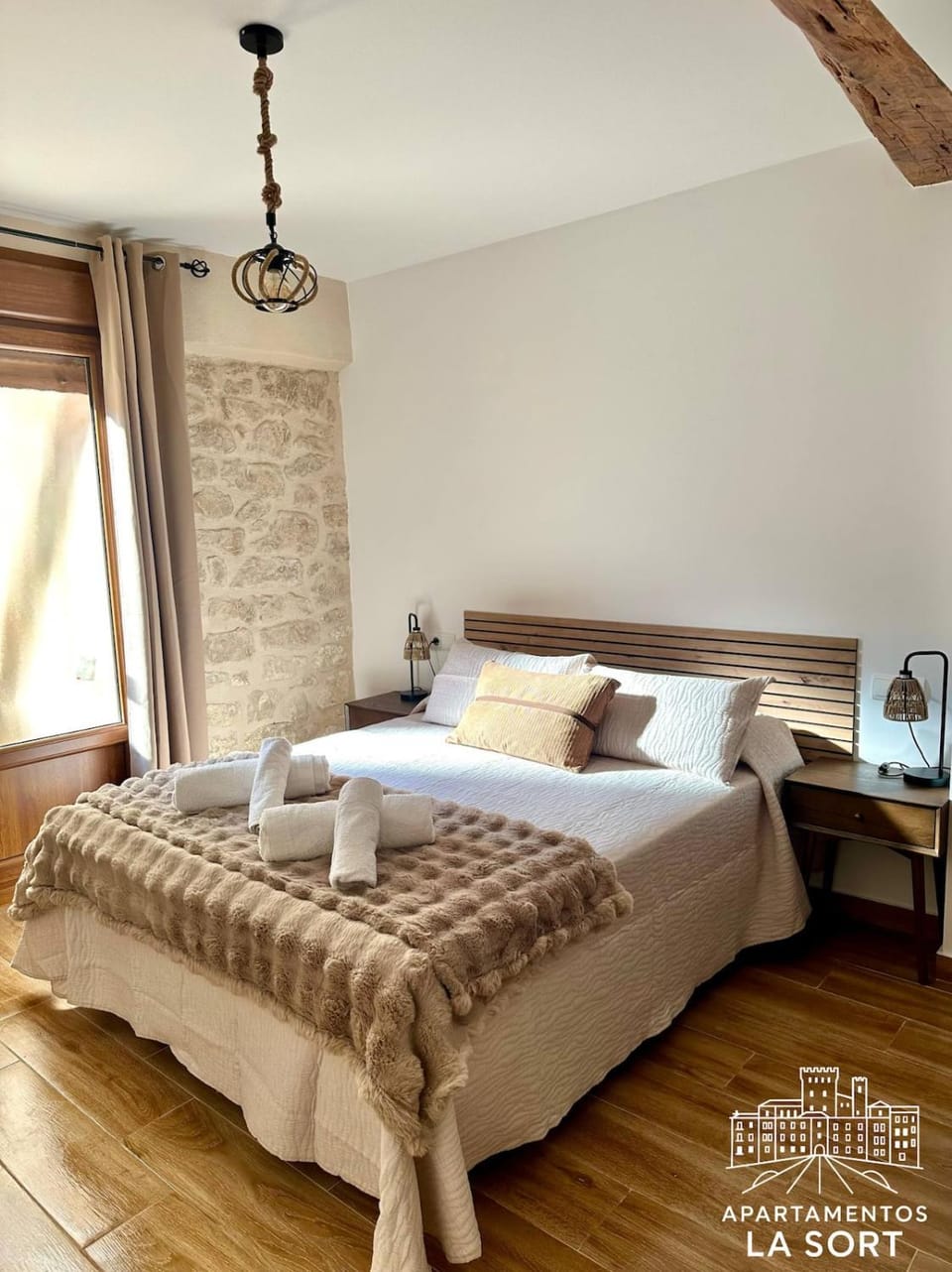 Bed, Photo of the whole room, Bedroom, towels