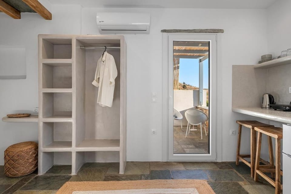 Modern Cycladic Retreat in Skalados House in Decentralized Administration of the Aegean