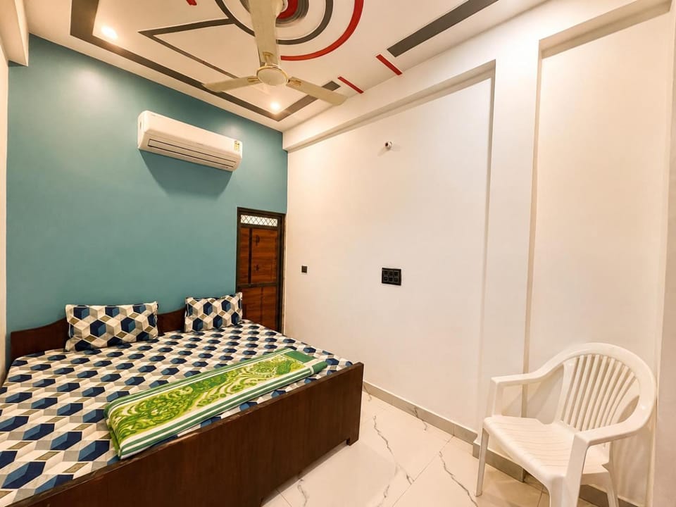 Bed, Living room, Photo of the whole room, Seating area, Bedroom, wardrobe, air conditioner