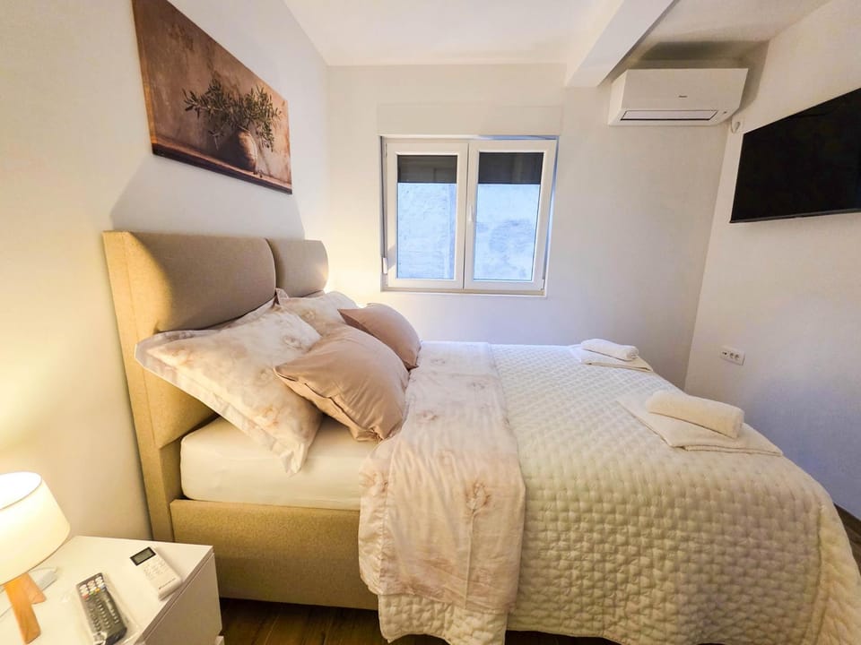 Bed, TV and multimedia, Photo of the whole room, Bedroom, towels, air conditioner