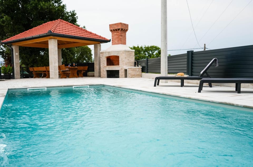 Property building, Patio, Day, Pool view, Swimming pool, sunbed