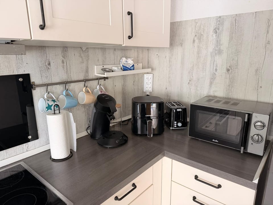 Coffee/tea facilities, Kitchen or kitchenette, dishwasher, oven, stove, toaster