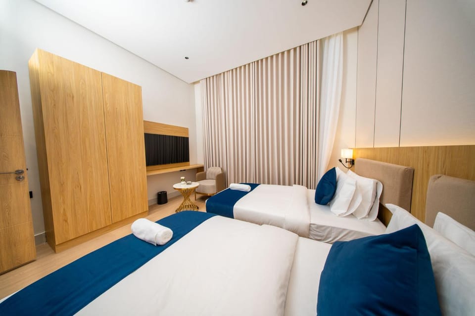 Communal lounge/ TV room, Bed, TV and multimedia, Living room, Photo of the whole room, Seating area, Evening entertainment, Bedroom, wardrobe