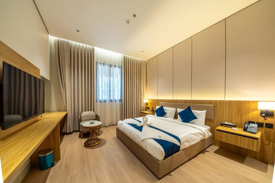 Bed, TV and multimedia, Living room, Photo of the whole room, Seating area, Bedroom