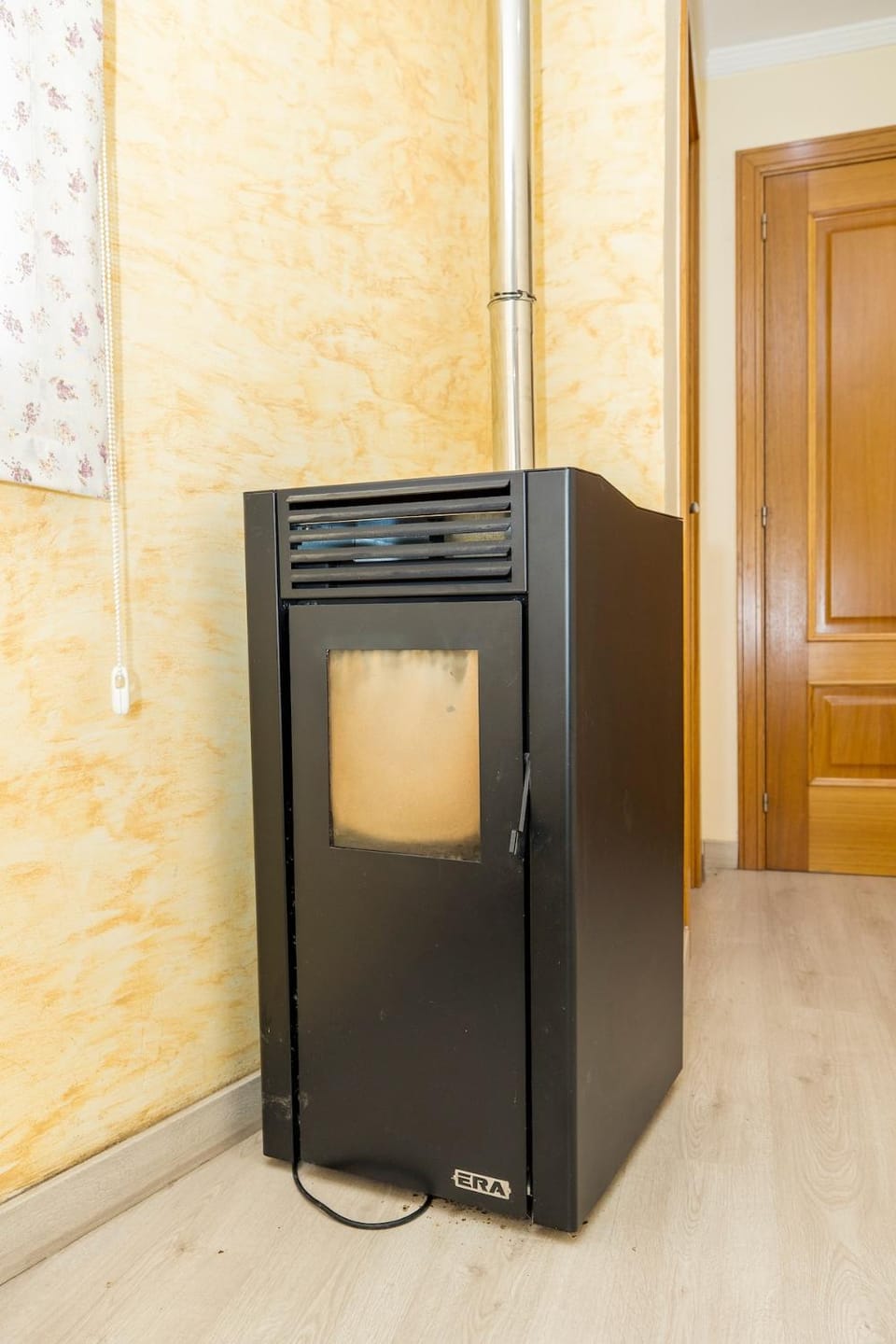 Kitchen or kitchenette, oven