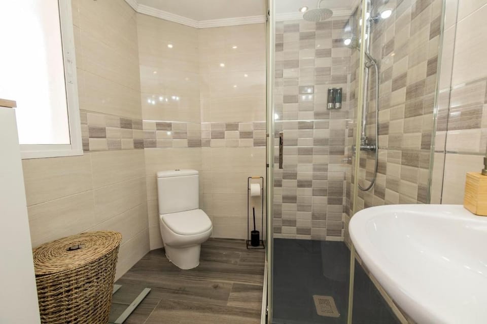 Shower, Toilet, Bathroom, towels