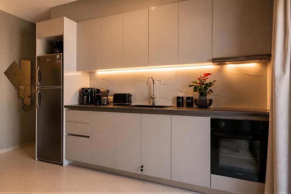 Coffee/tea facilities, Kitchen or kitchenette, oven, stove