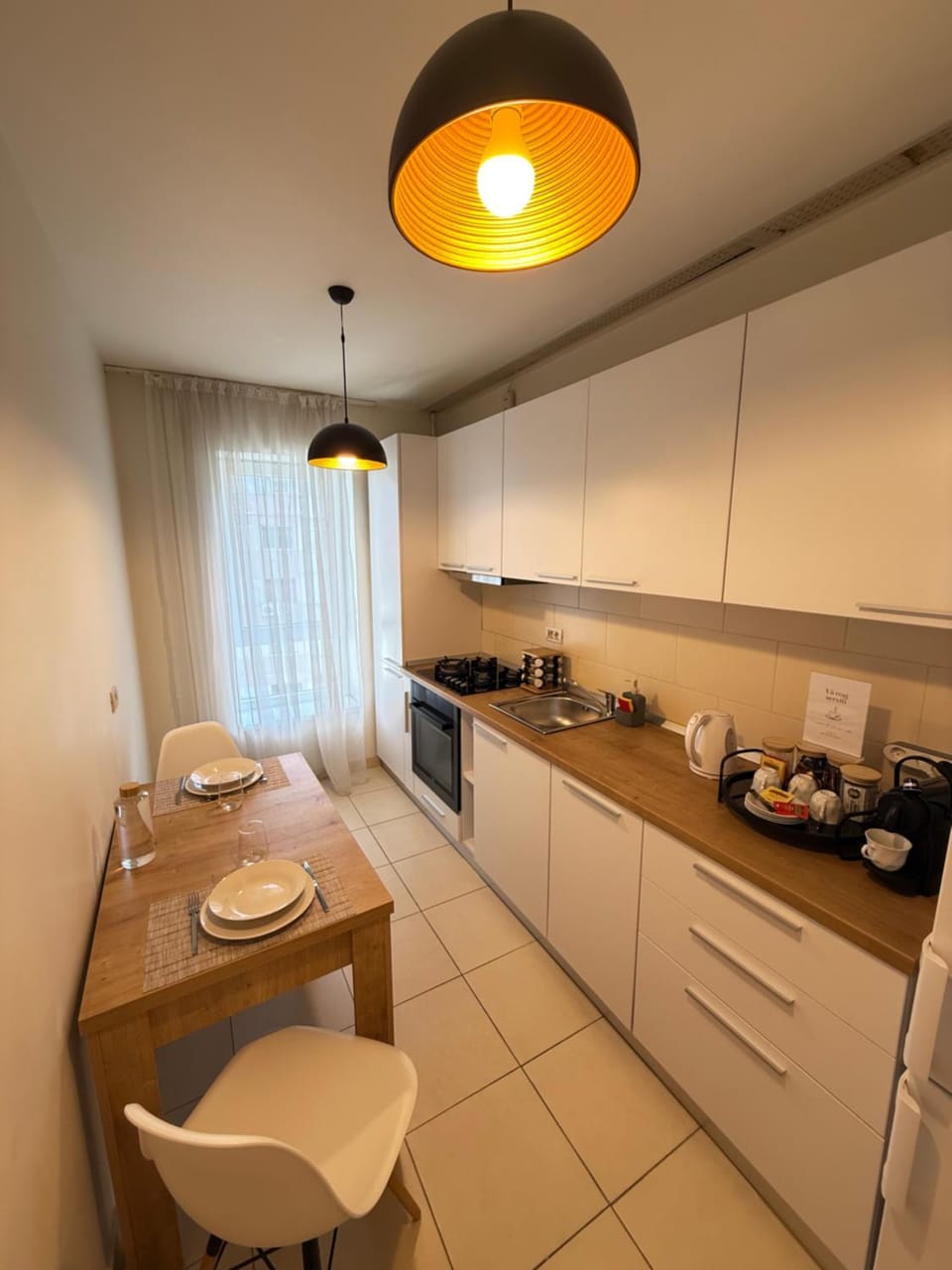 Coffee/tea facilities, Kitchen or kitchenette, Dining area, oven, stove