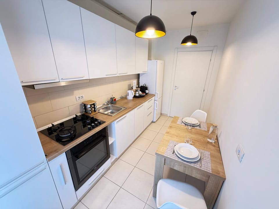 Coffee/tea facilities, Kitchen or kitchenette, Dining area, dishwasher, stove