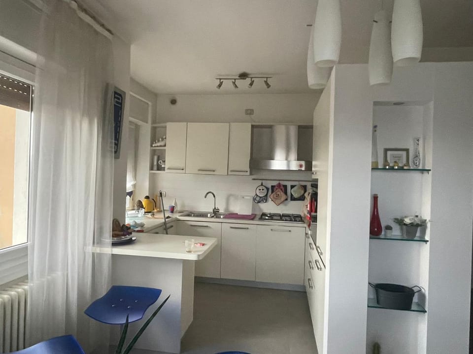Kitchen or kitchenette, dishwasher, stove