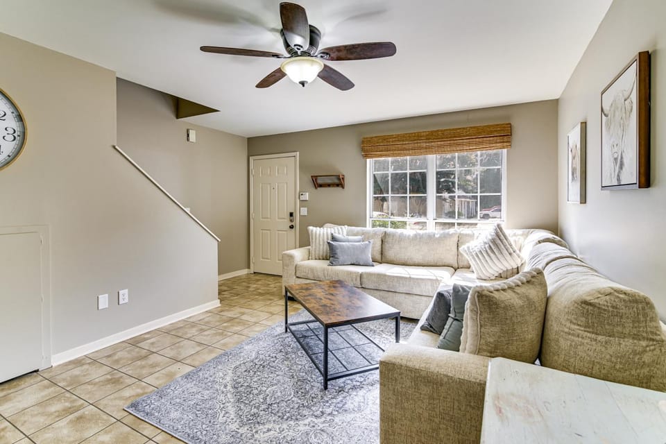 Near MSU & Historic Cotton District! Condo w/ Pool House in Starkville
