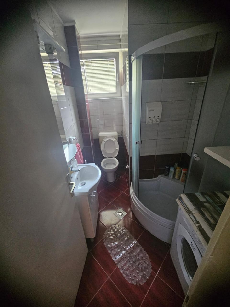 Shower, Toilet, Bathroom, Bath, towels, washing machine, dryer