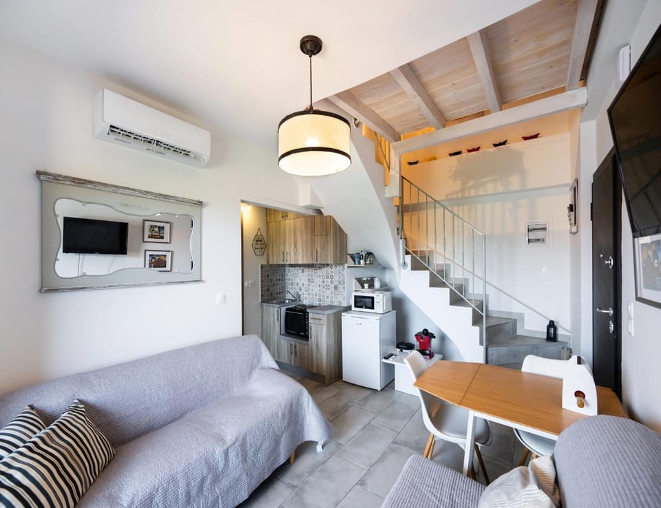 Kitchen or kitchenette, air conditioner