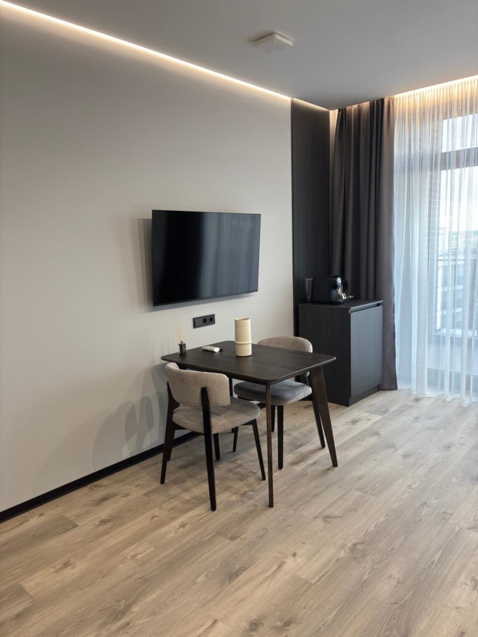 TV and multimedia, Seating area, Dining area