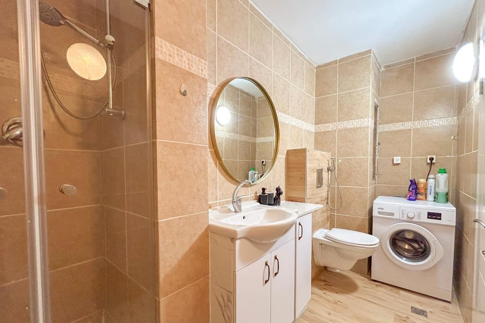 Shower, Toilet, Bathroom, towels, washing machine