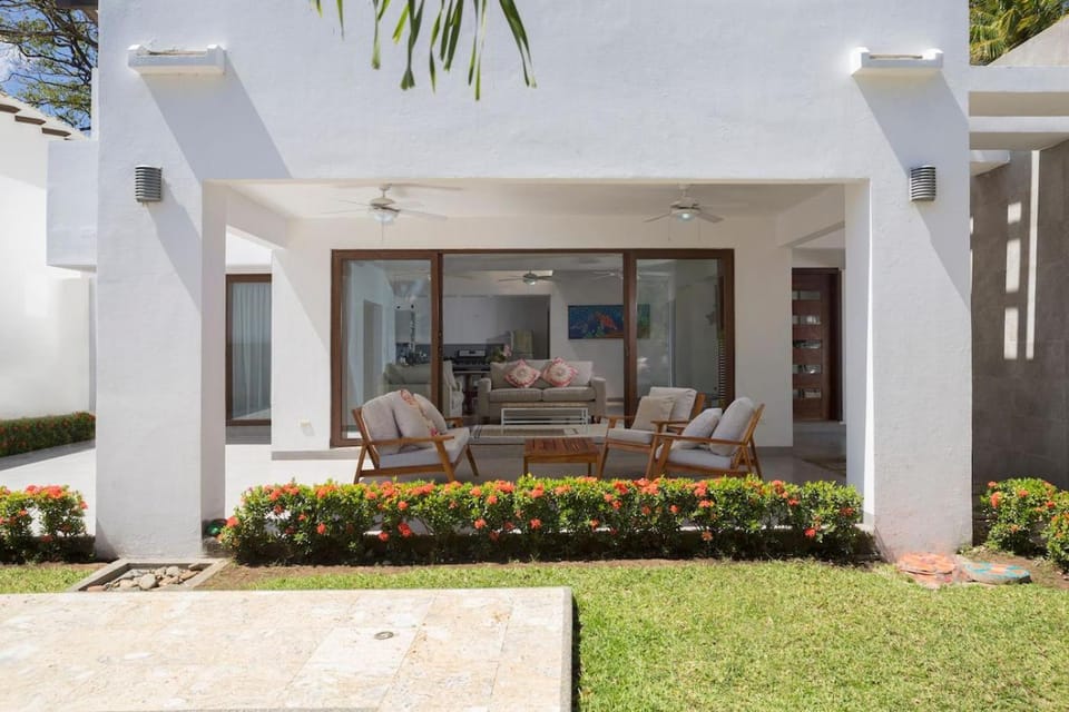 Patio, Spring, Day, Garden, Seating area, Garden view
