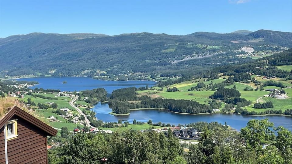 Amazing river Views - Private Sauna - Balcony! House in Vestland