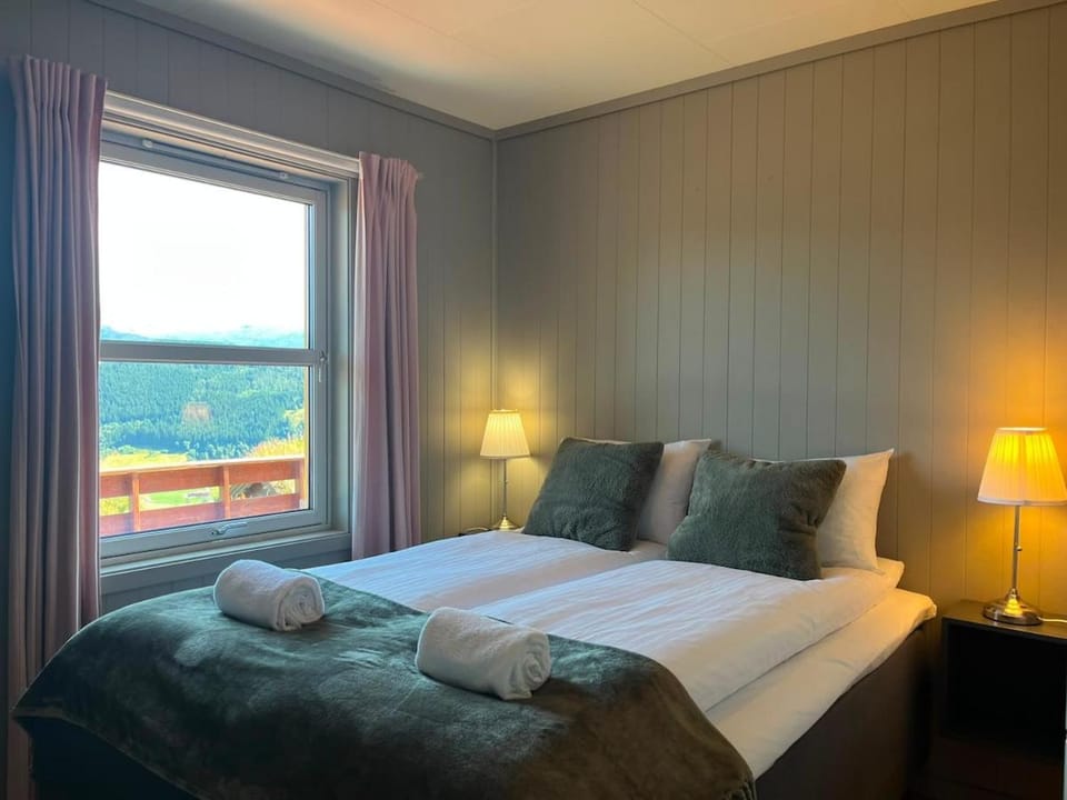 Amazing river Views - Private Sauna - Balcony! House in Vestland