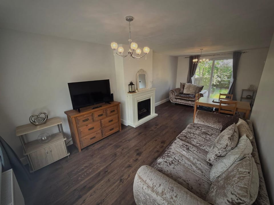 Budget Friendly, comfortable 3 BR HSE,Close to City Centre,Sleeps 5 House in Nottingham