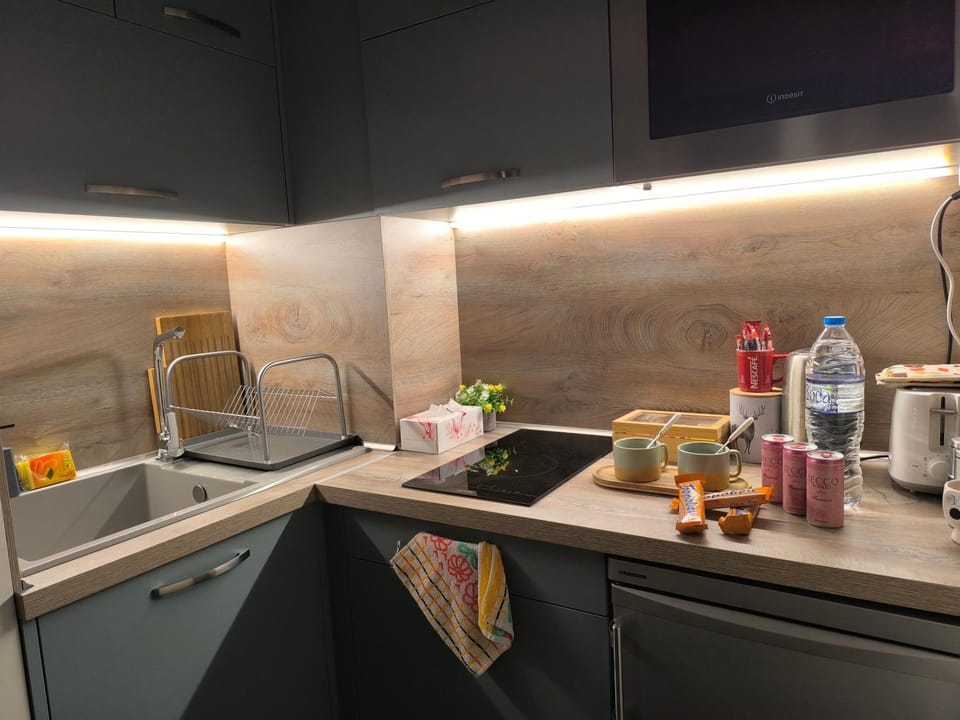 Coffee/tea facilities, Kitchen or kitchenette, stove